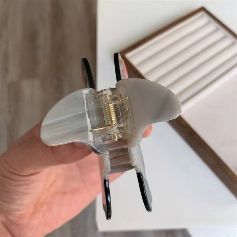 Chubby Bird Hair Claw In Grey