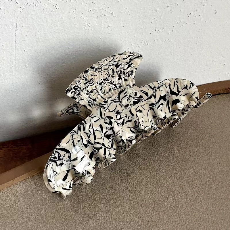 Shell Grains Claw In B&W