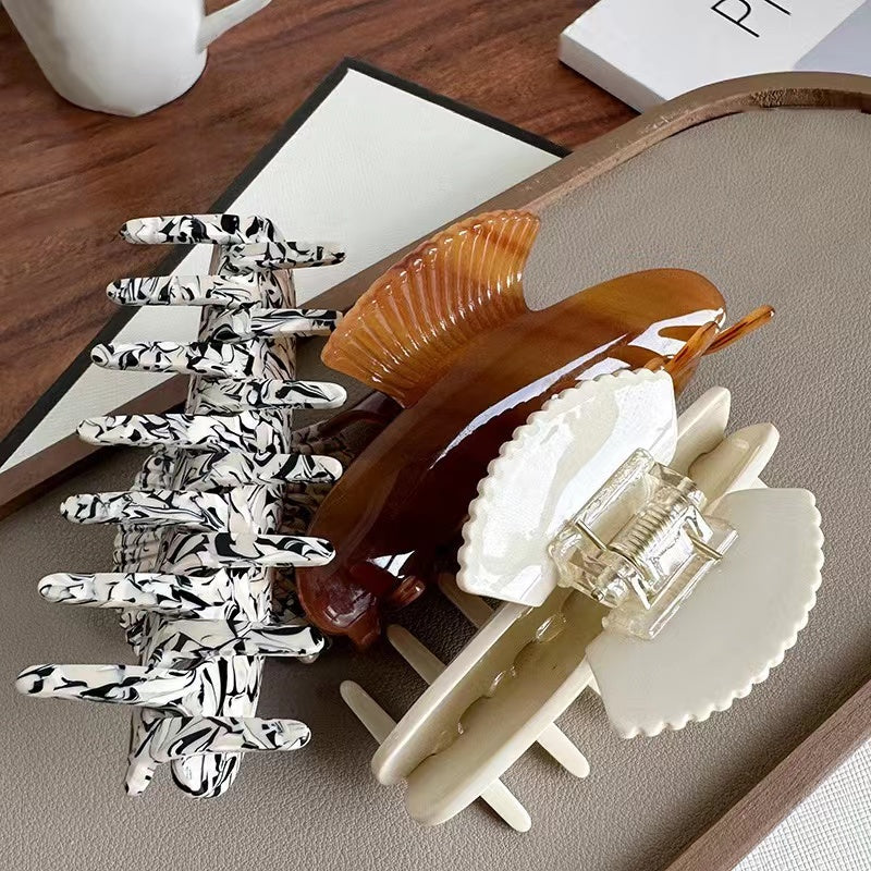 Shell Grains Claw In White