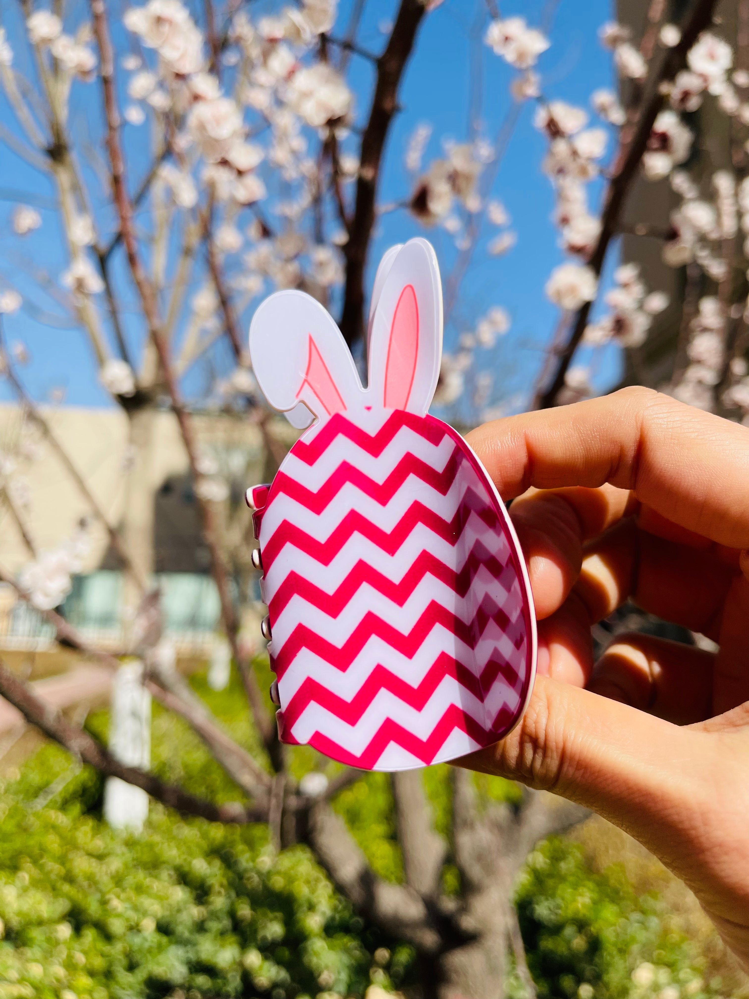 Easter egg claw within zig-zags