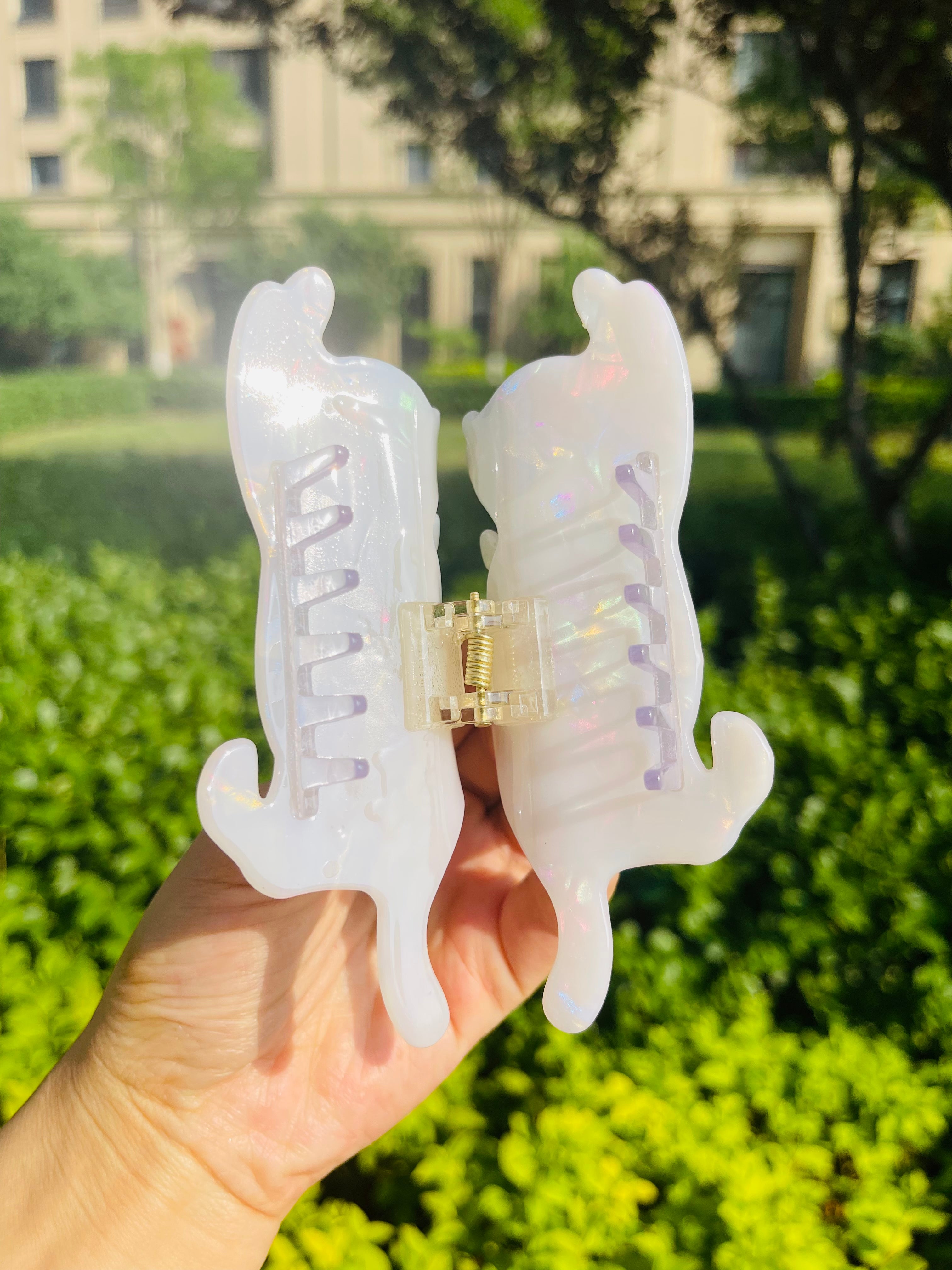 Strechy Cat Claw in Snow