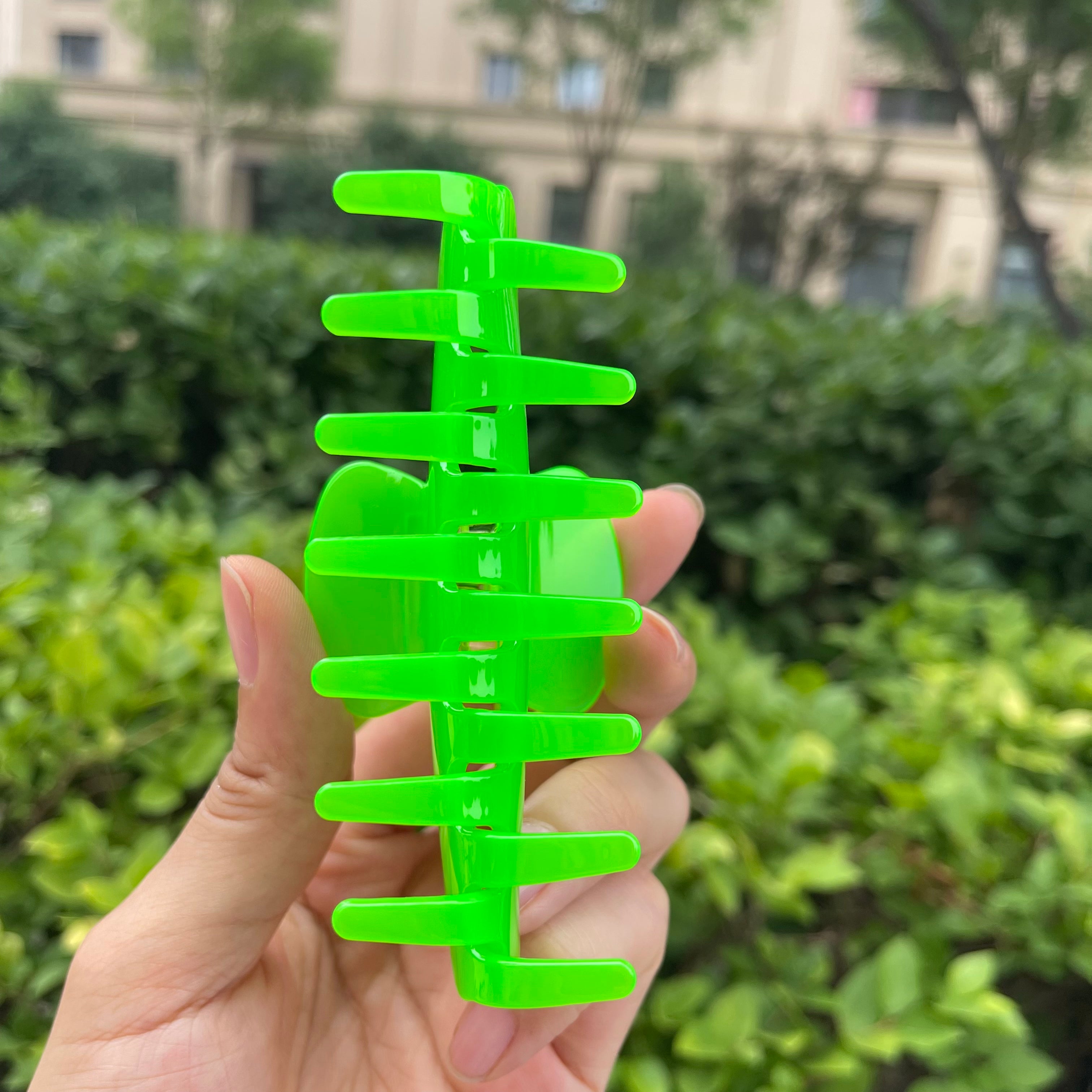 THE NAMEPLATE CUSTOMIZED CLAW IN SHINY GREEN