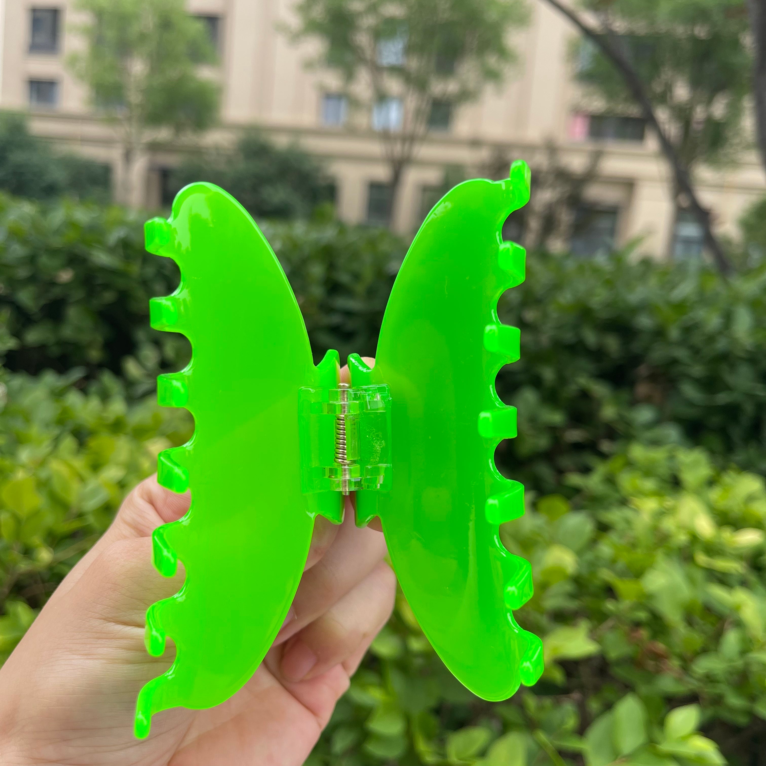 THE NAMEPLATE CUSTOMIZED CLAW IN SHINY GREEN