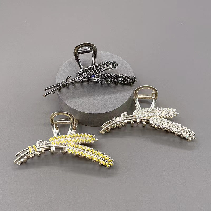 Ears of wheat claw within gold