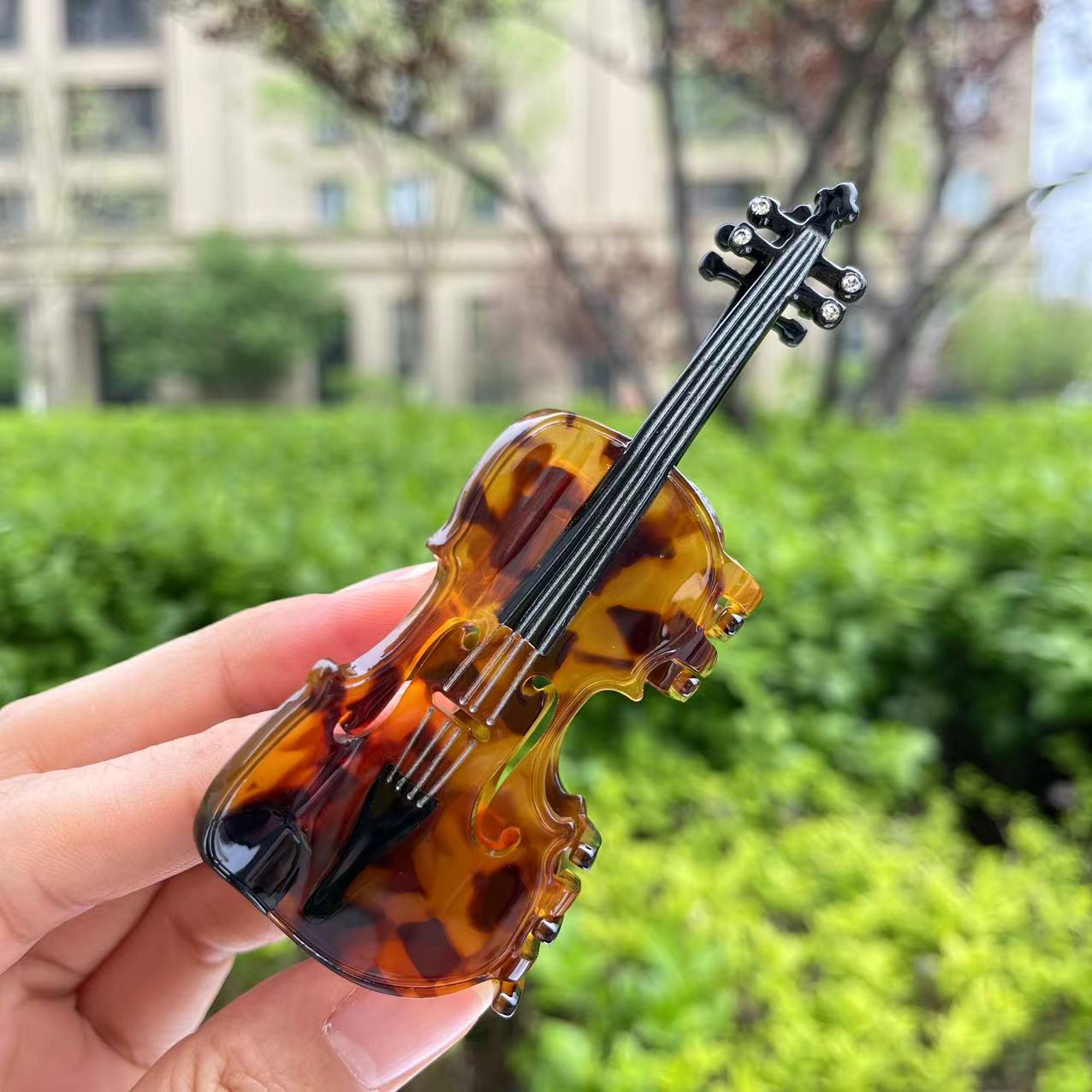 Tea violin hair claw
