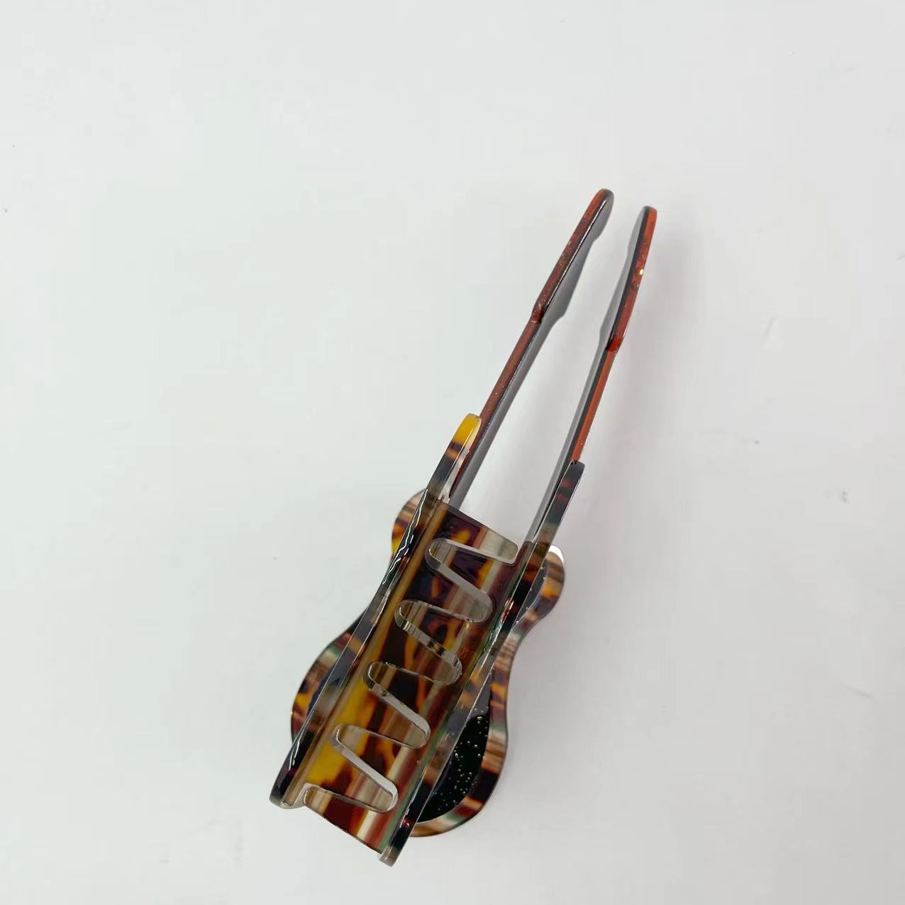 Tea guitar hair claw