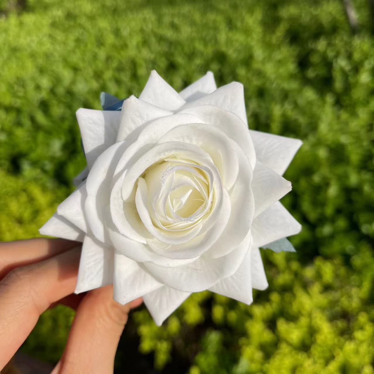 Rose Hair Claw in White