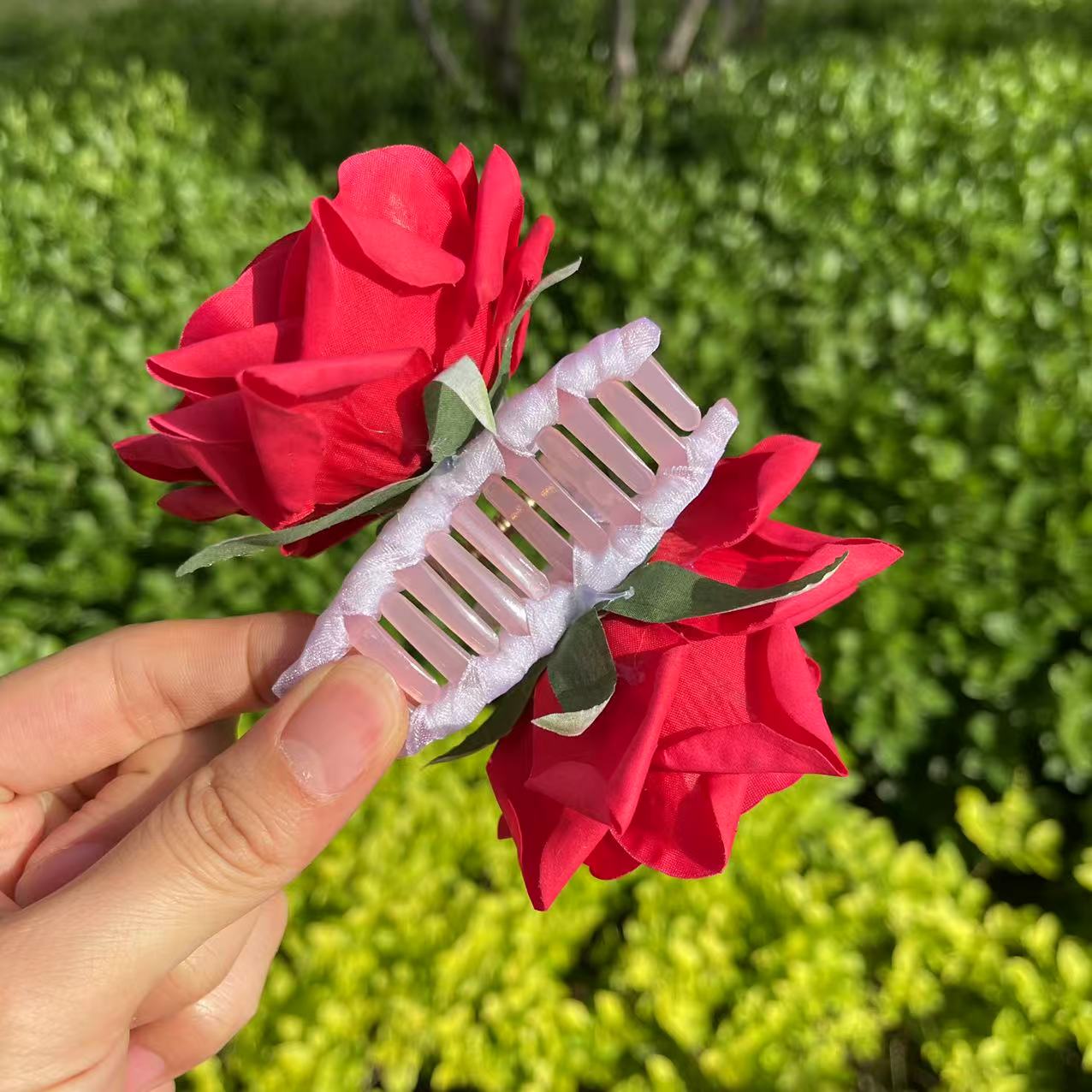 Rose Hair Claw in Red