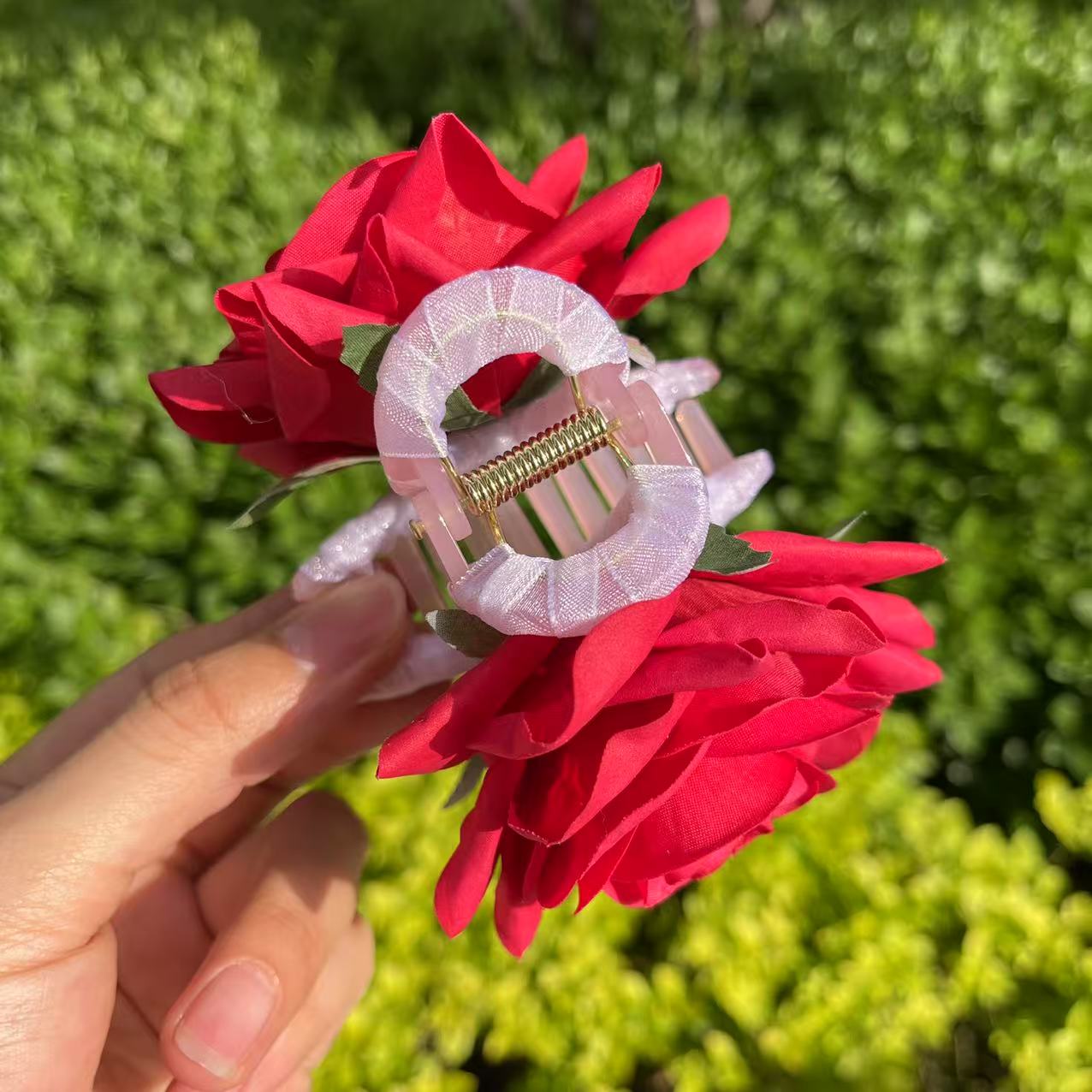 Rose Hair Claw in Red