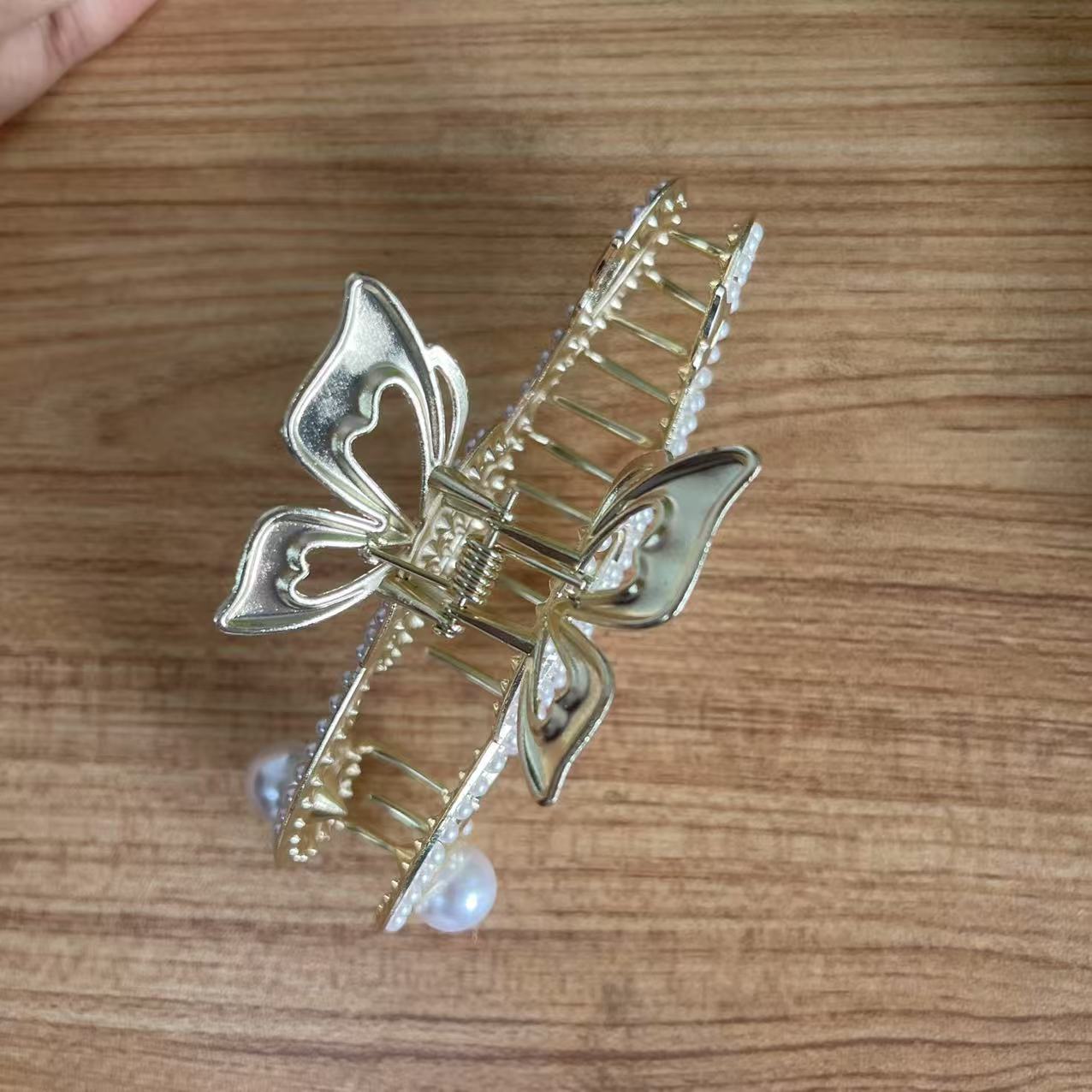 pearl note hair claw