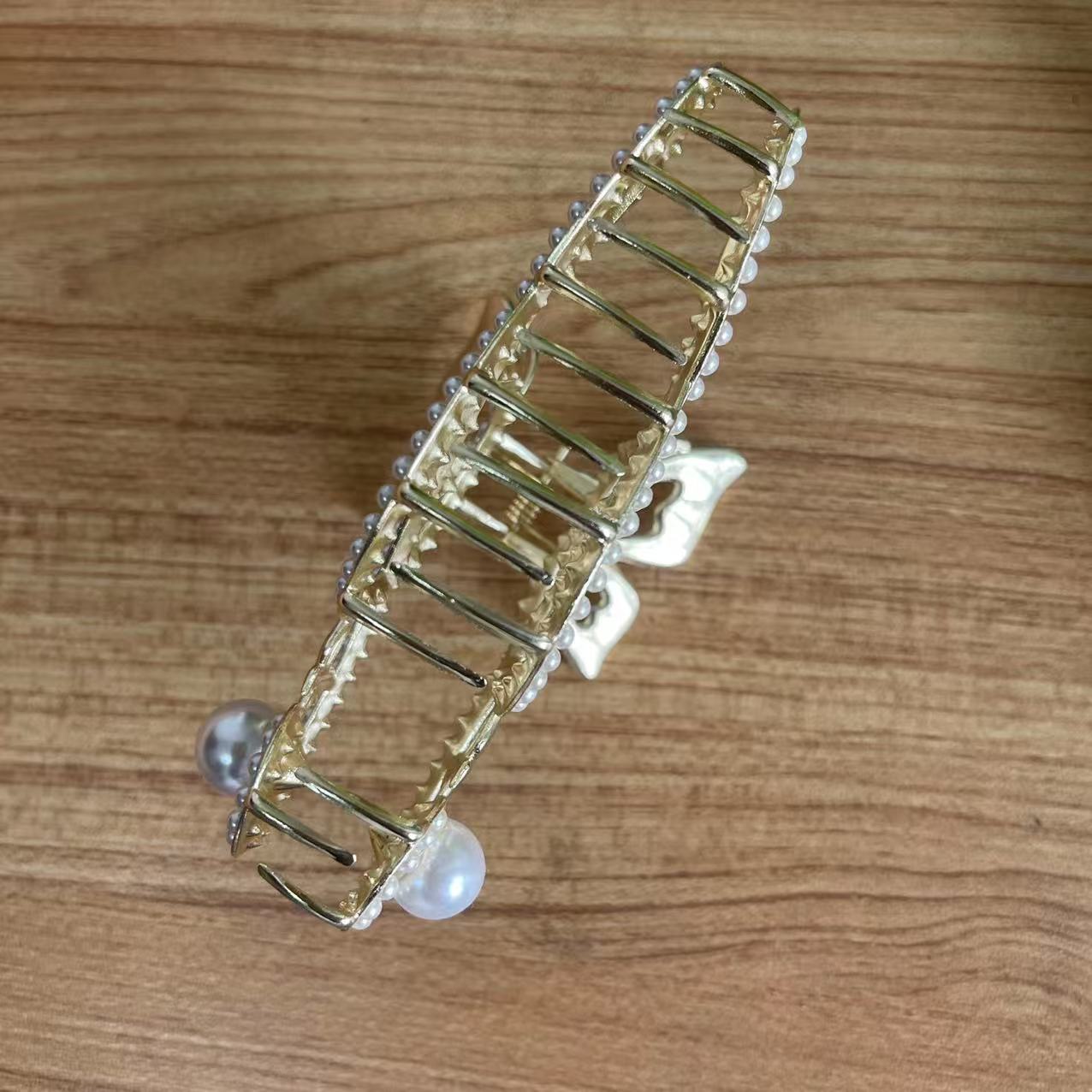 pearl note hair claw