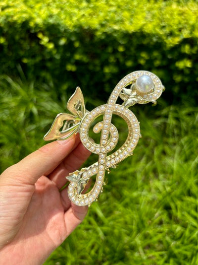 pearl note hair claw