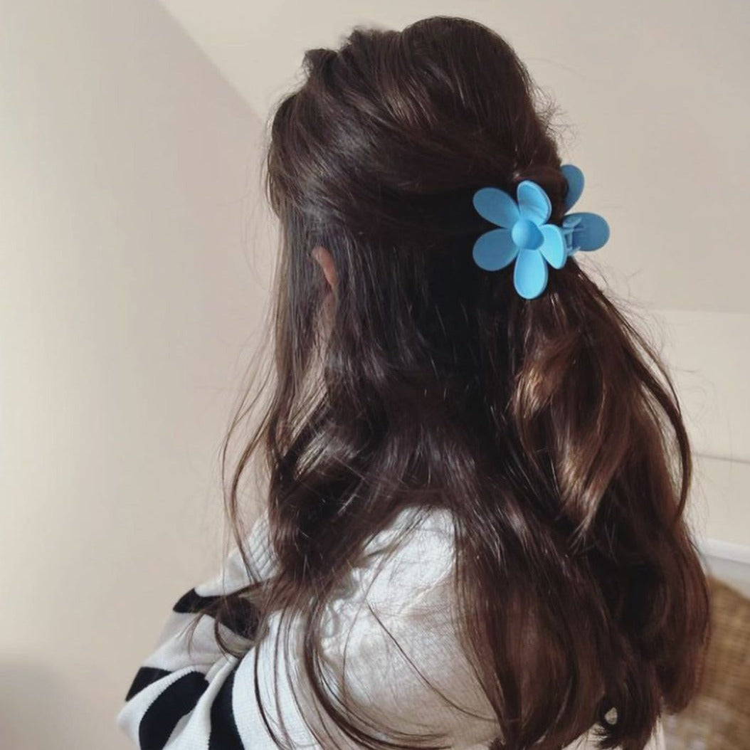 Dolores Claw in Blueberry