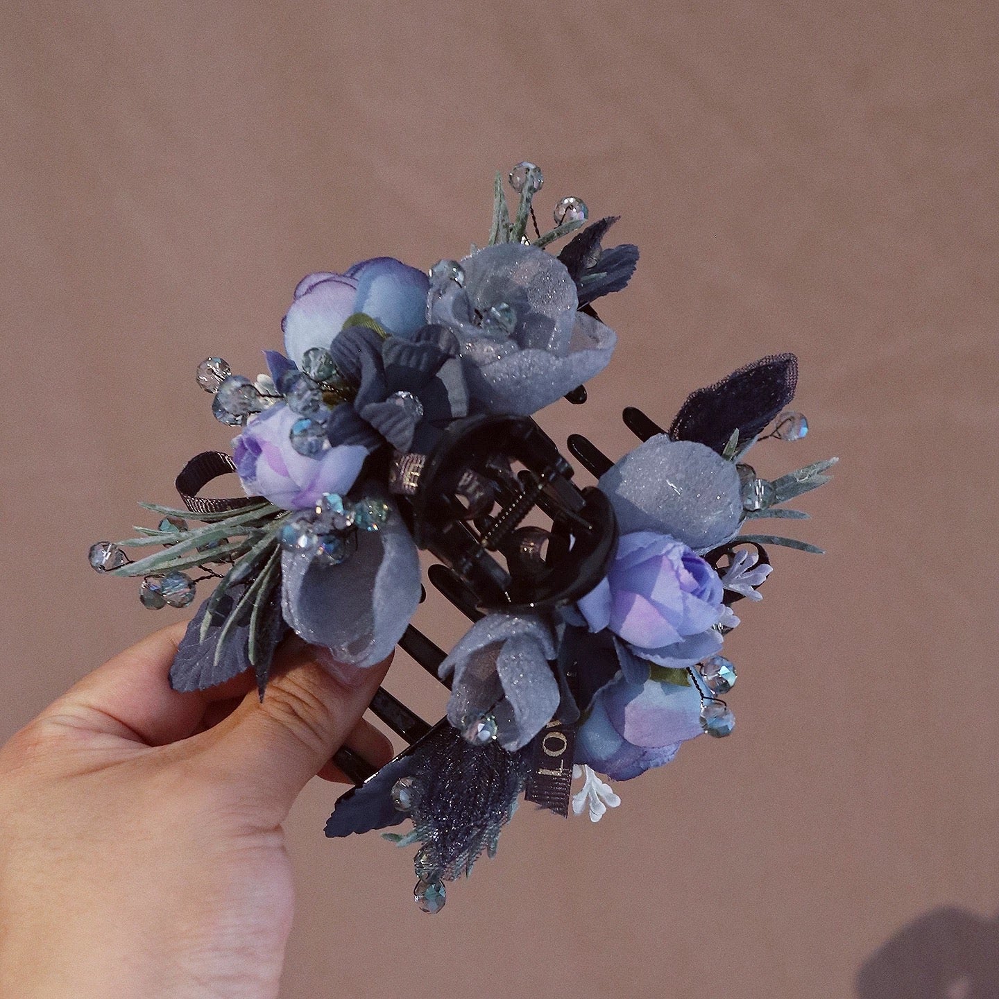 blue flower sea hair claw