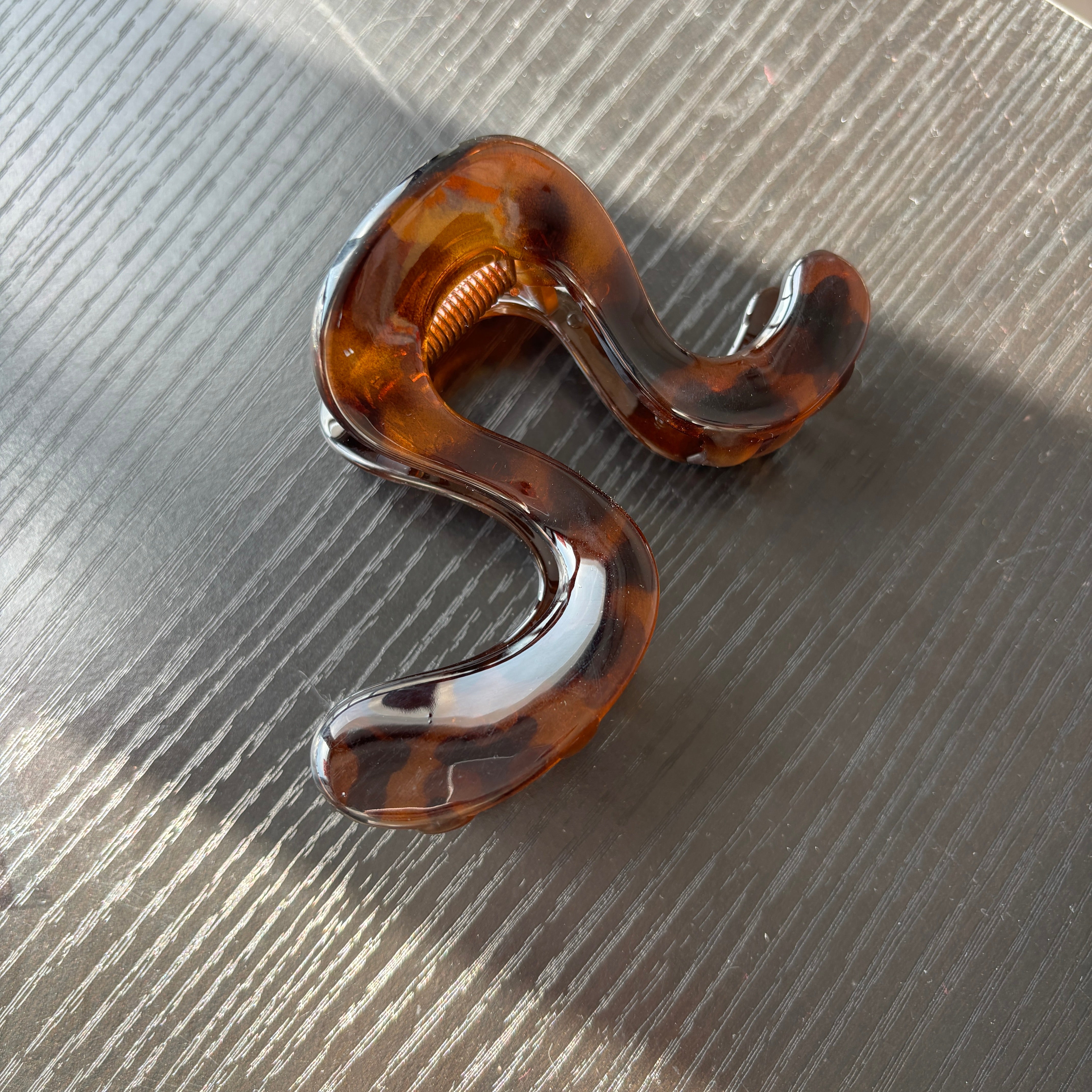 Π-type Hair Claw within Brown