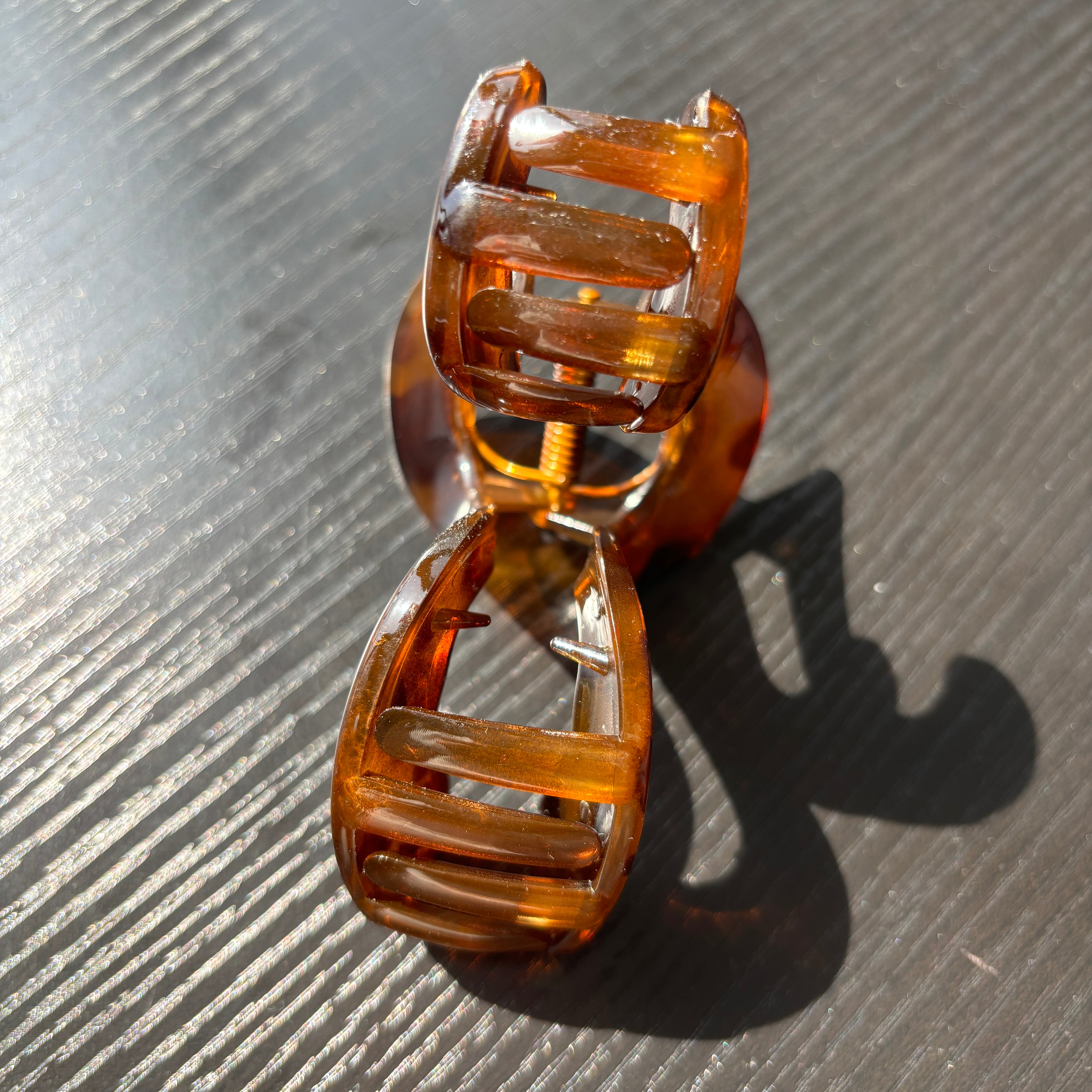 Π-type Hair Claw within Brown