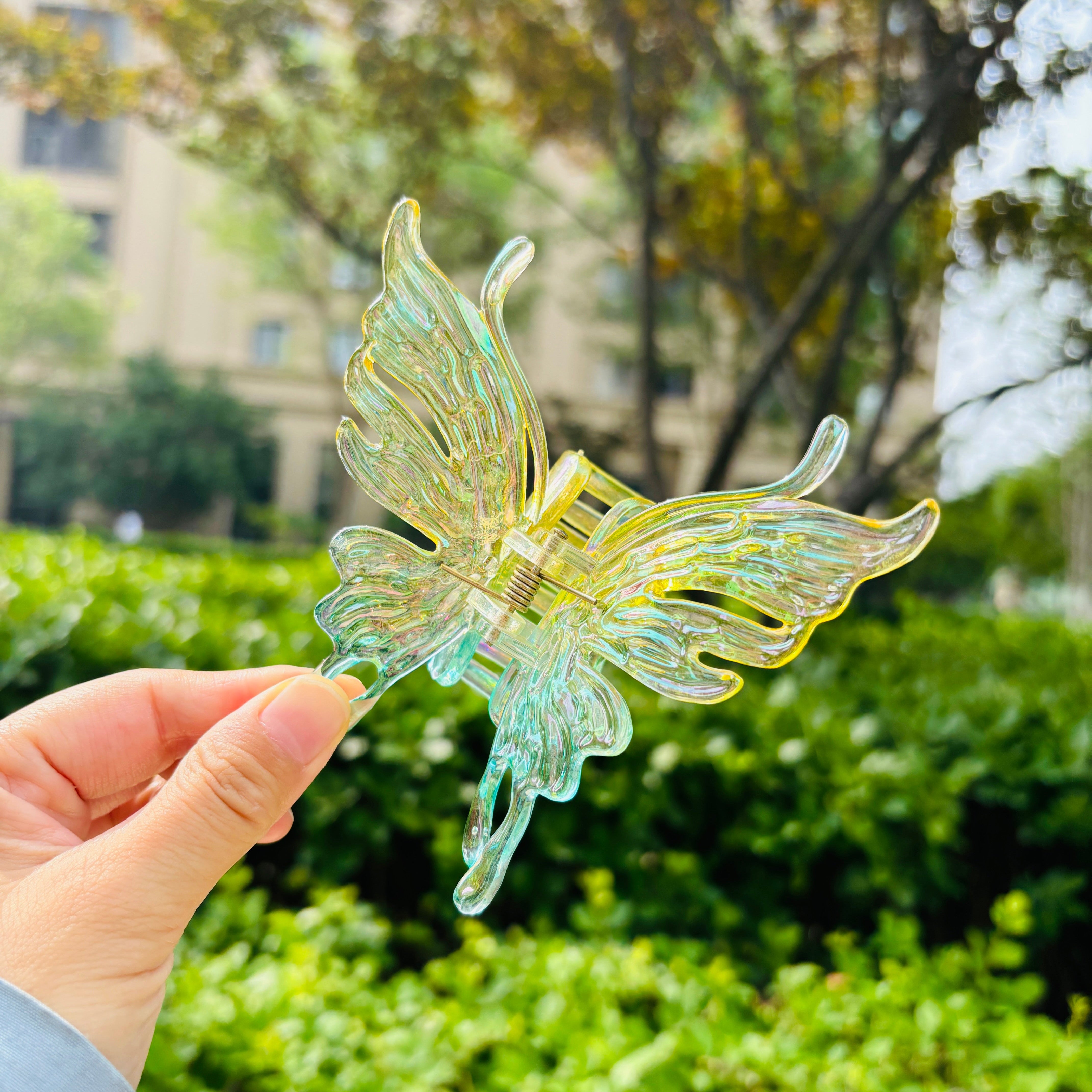 GRADIENT BUTTERFLY CLAW WITHIN YELLOW