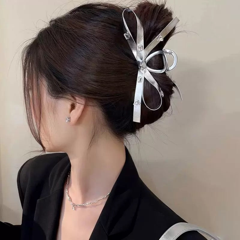 Silver bow claw within diamond