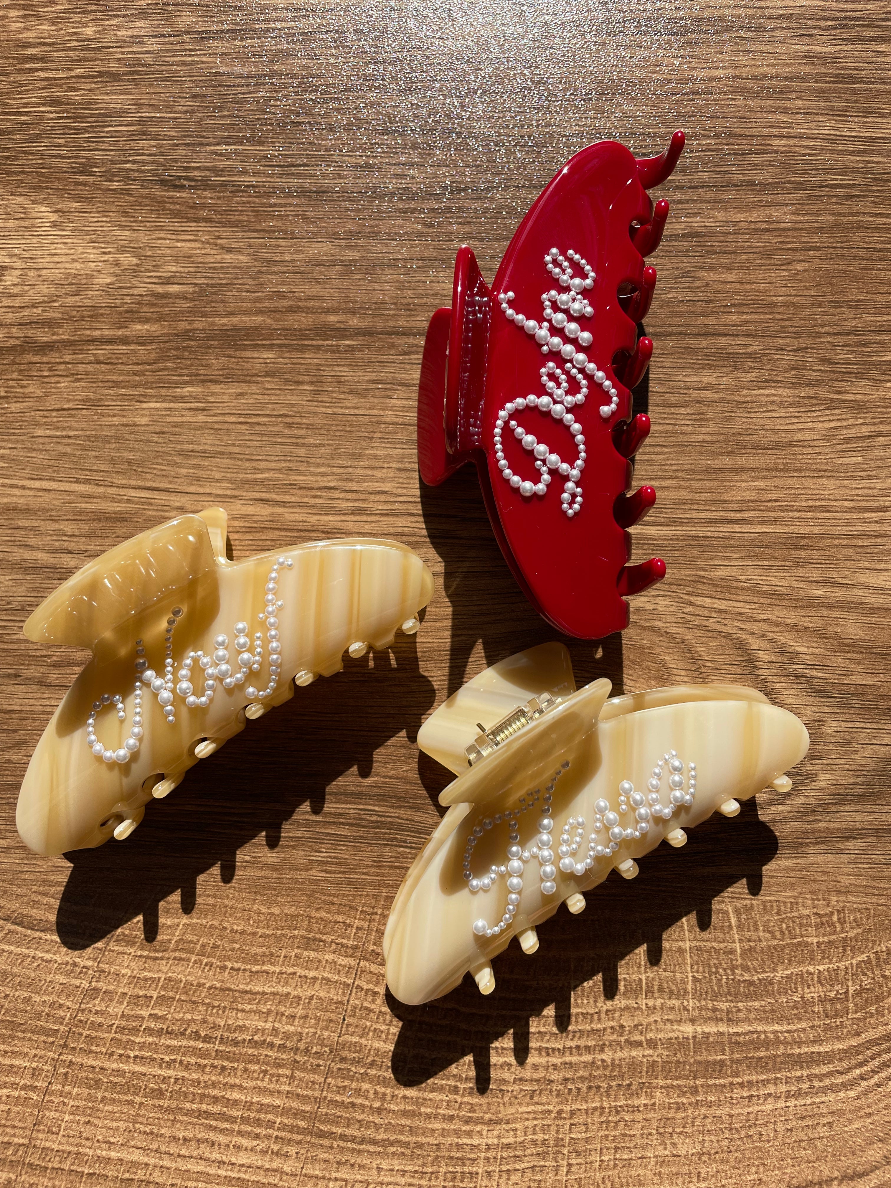 THE NAMEPLATE CUSTOMIZED CLAW IN BUTTERCREAM