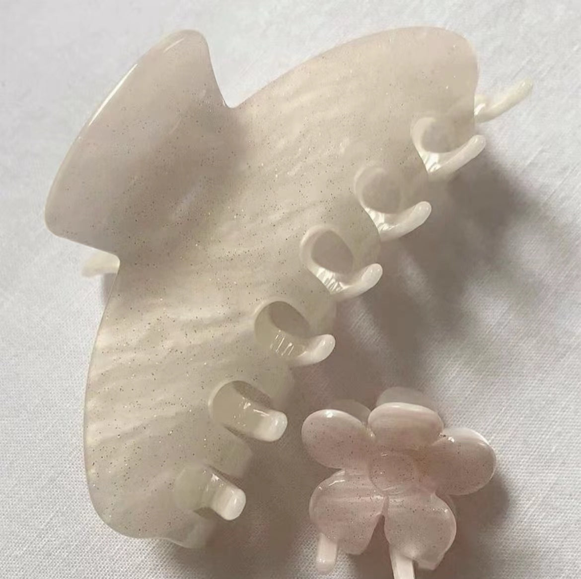 THE NAMEPLATE CUSTOMIZED CLAW WITHIN PEARL