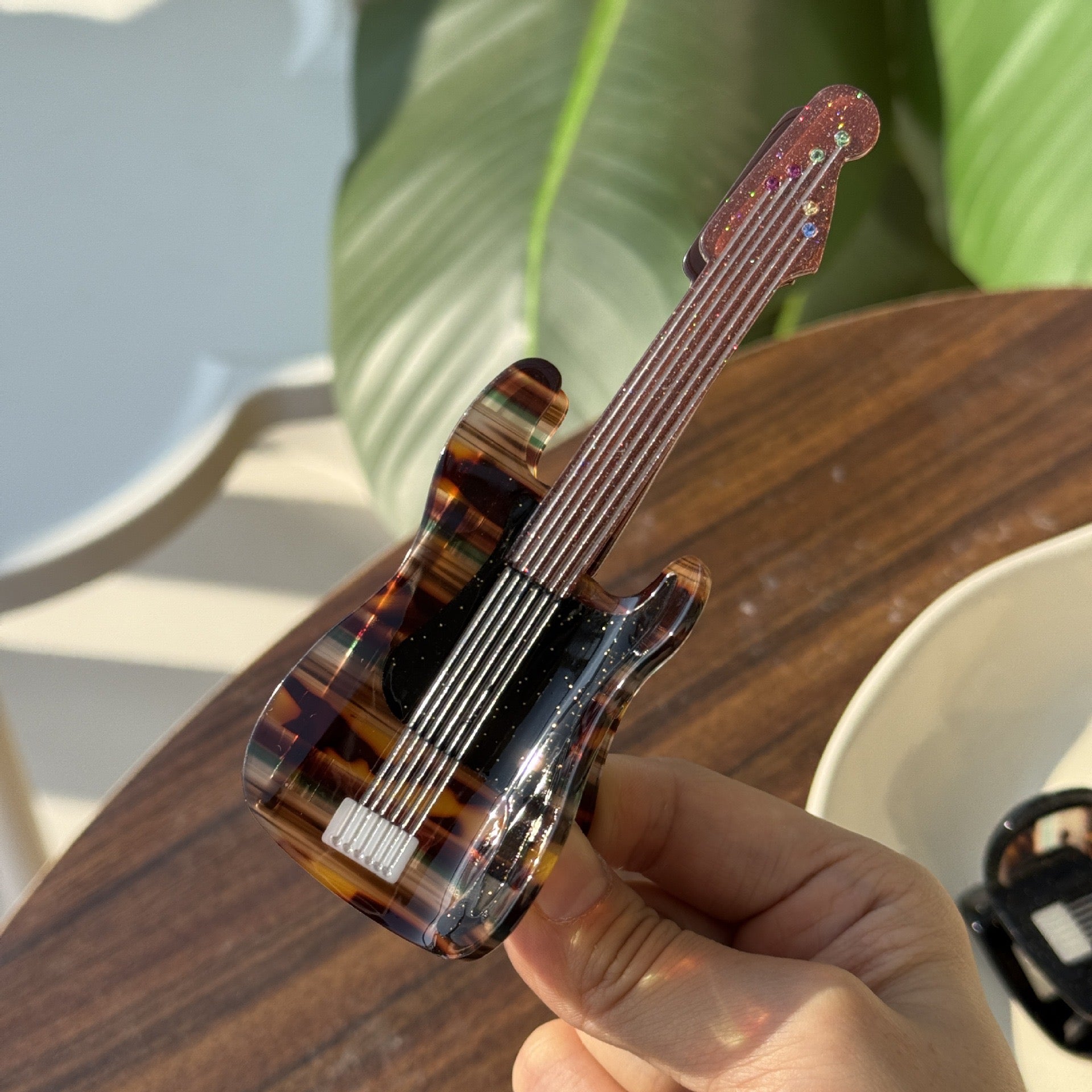 Tea guitar hair claw