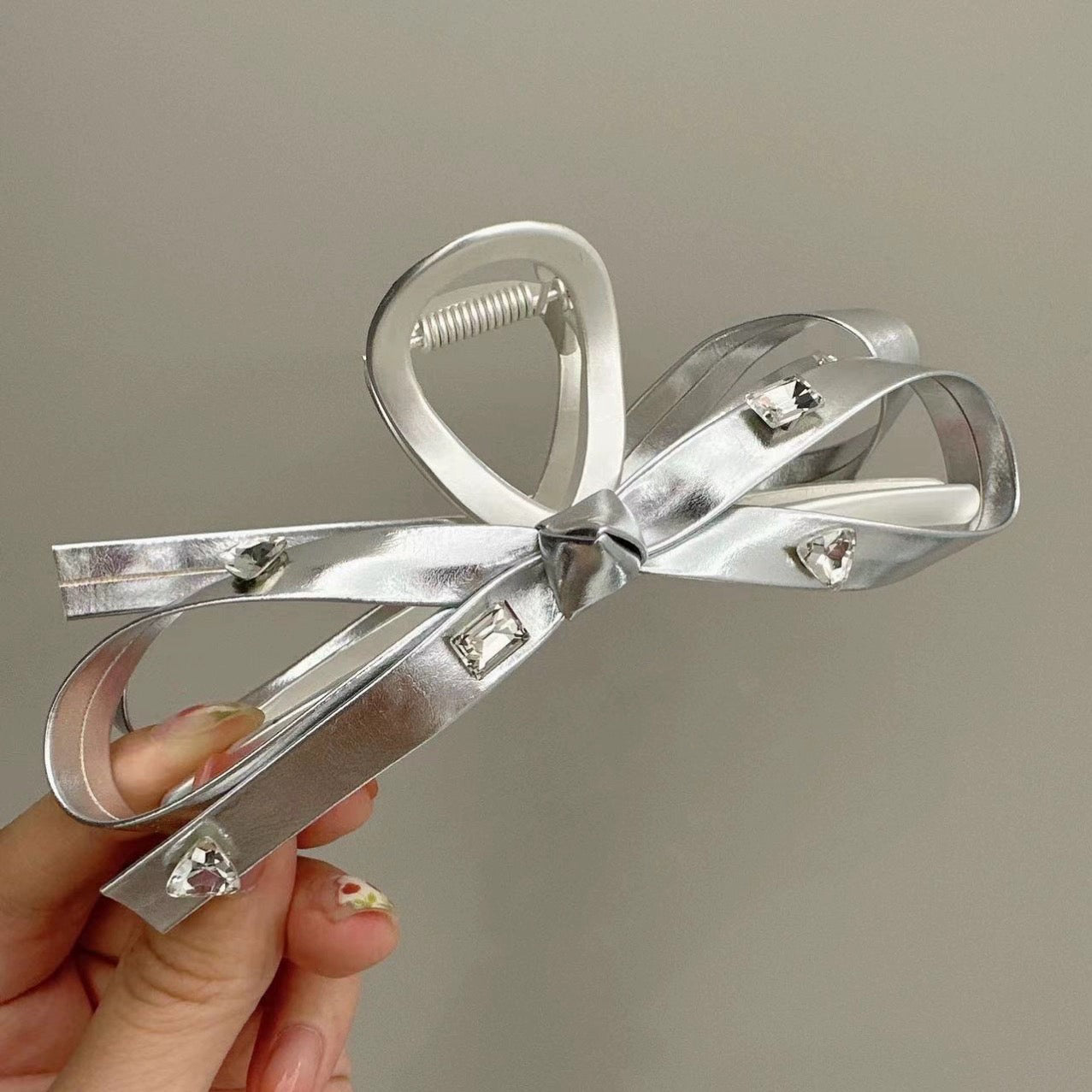 Silver bow claw within diamond