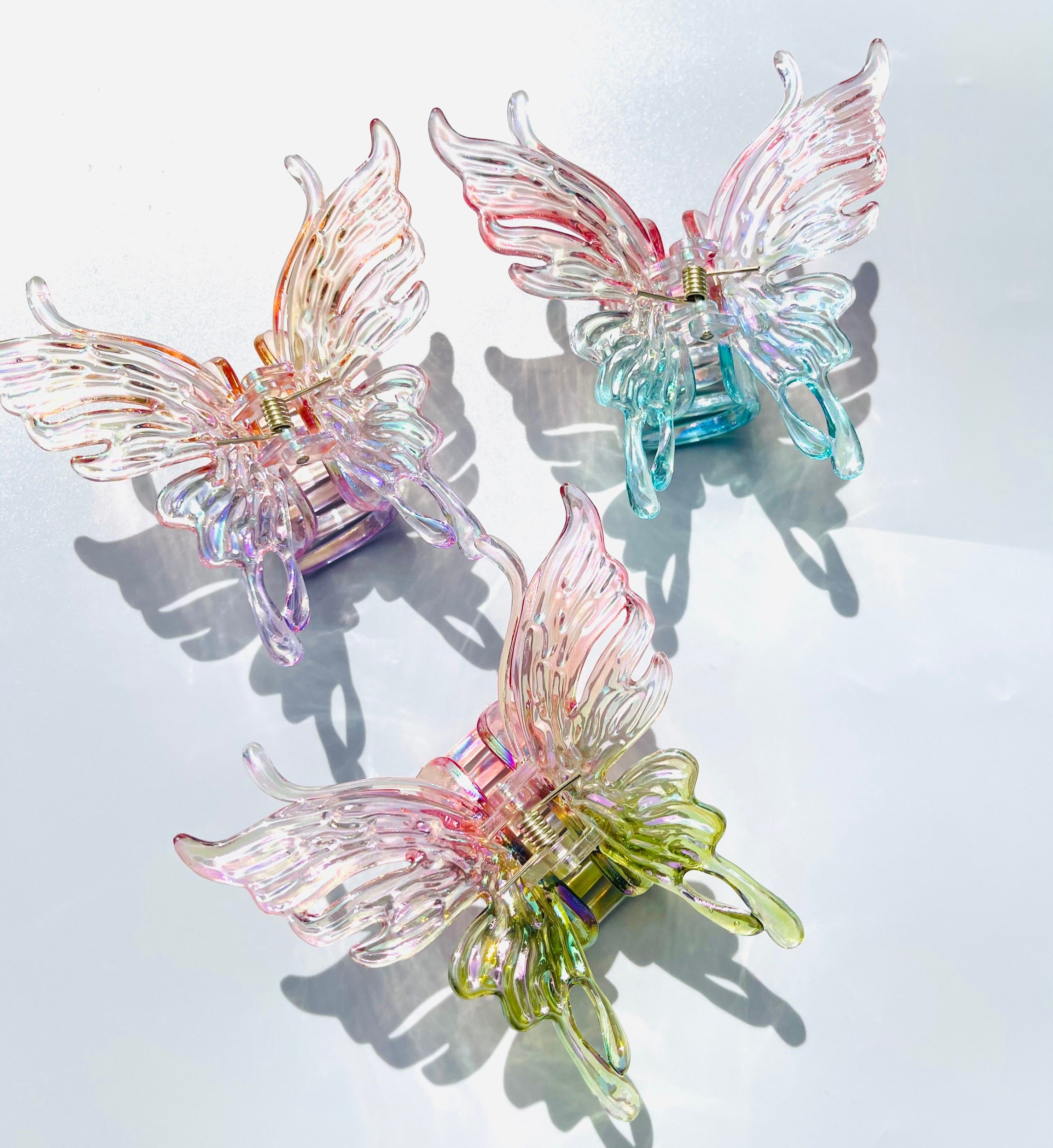 Gradient butterfly claw within green