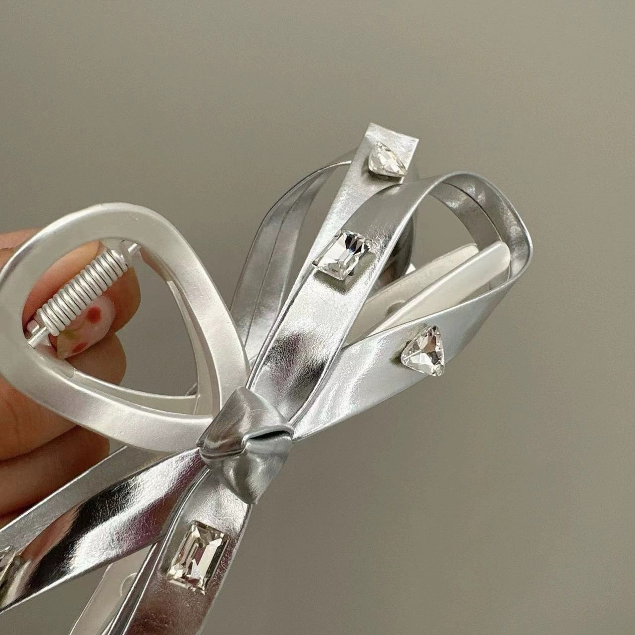 Silver bow claw within diamond