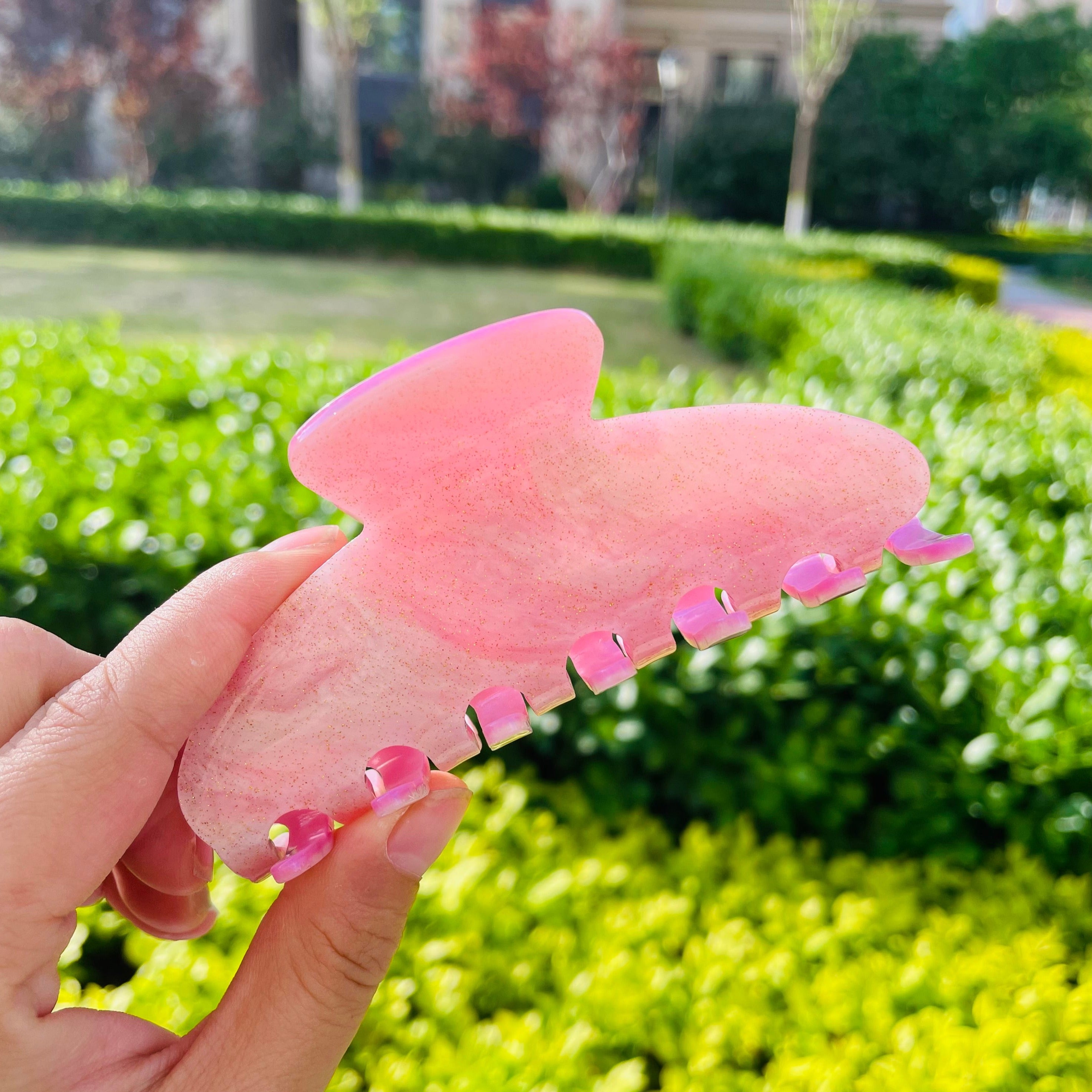 THE NAMEPLATE CUSTOMIZED CLAW IN GOLD CANDY