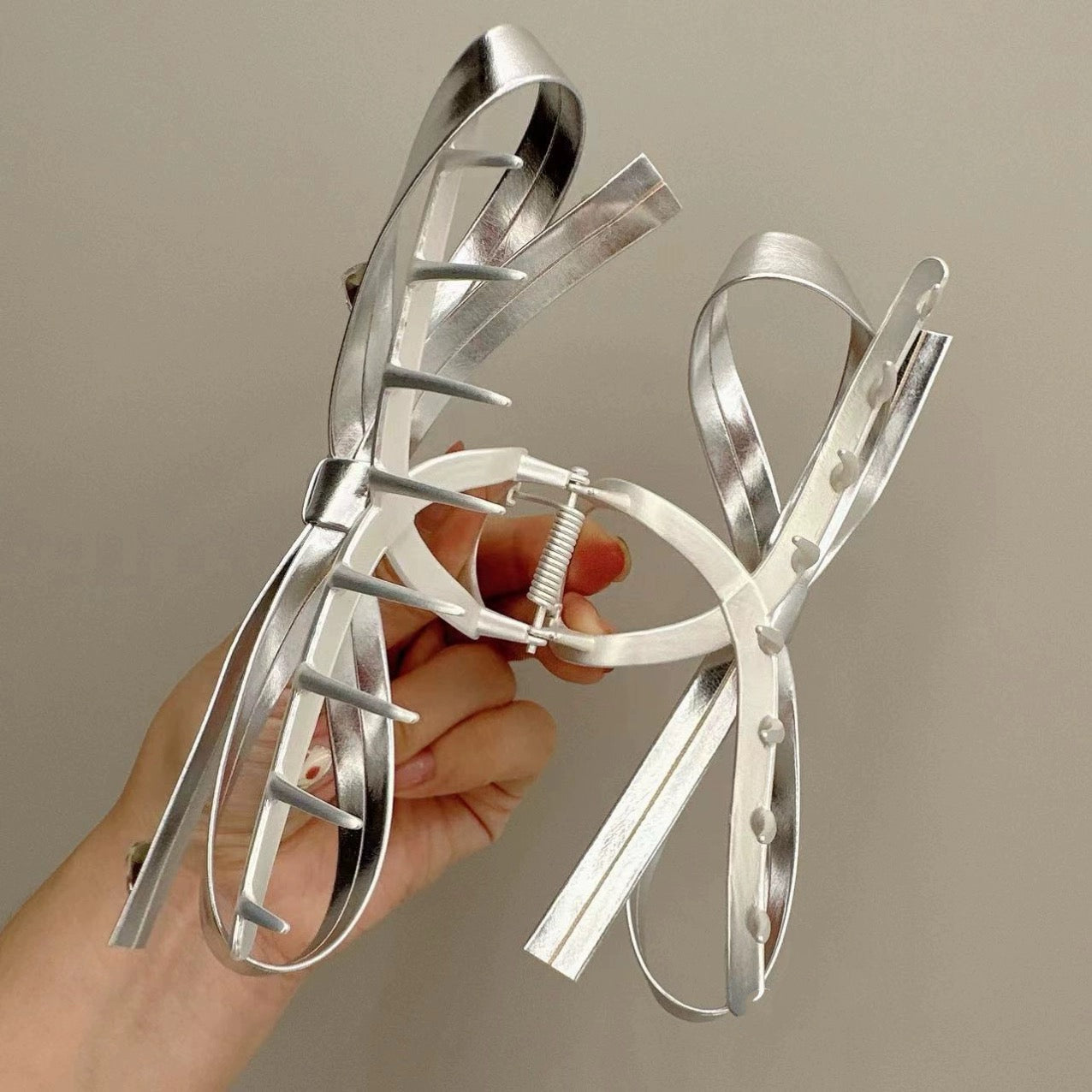 Silver bow claw within diamond