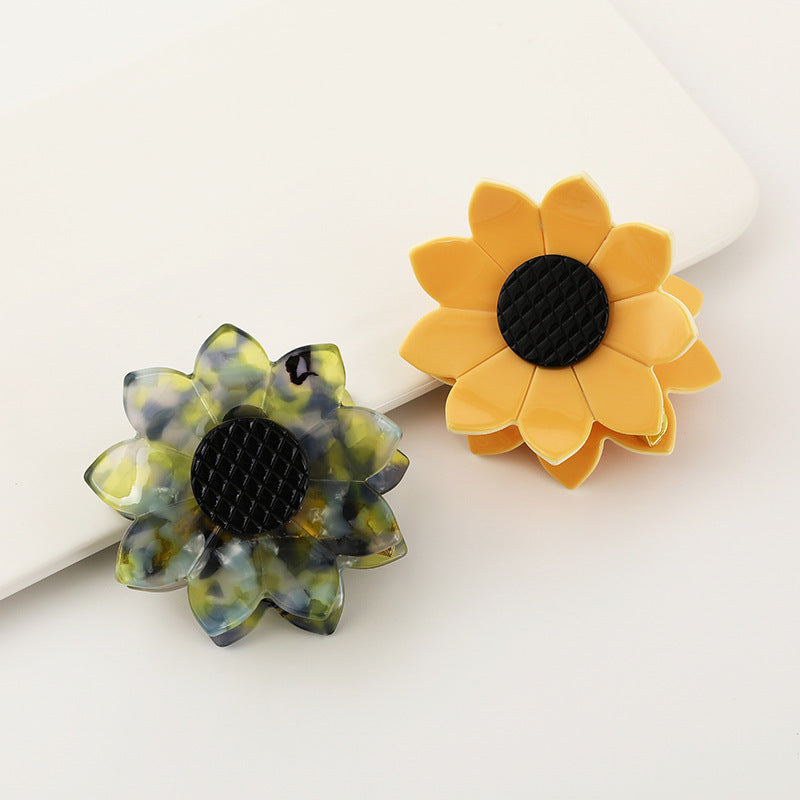 sunflower claw within yellow