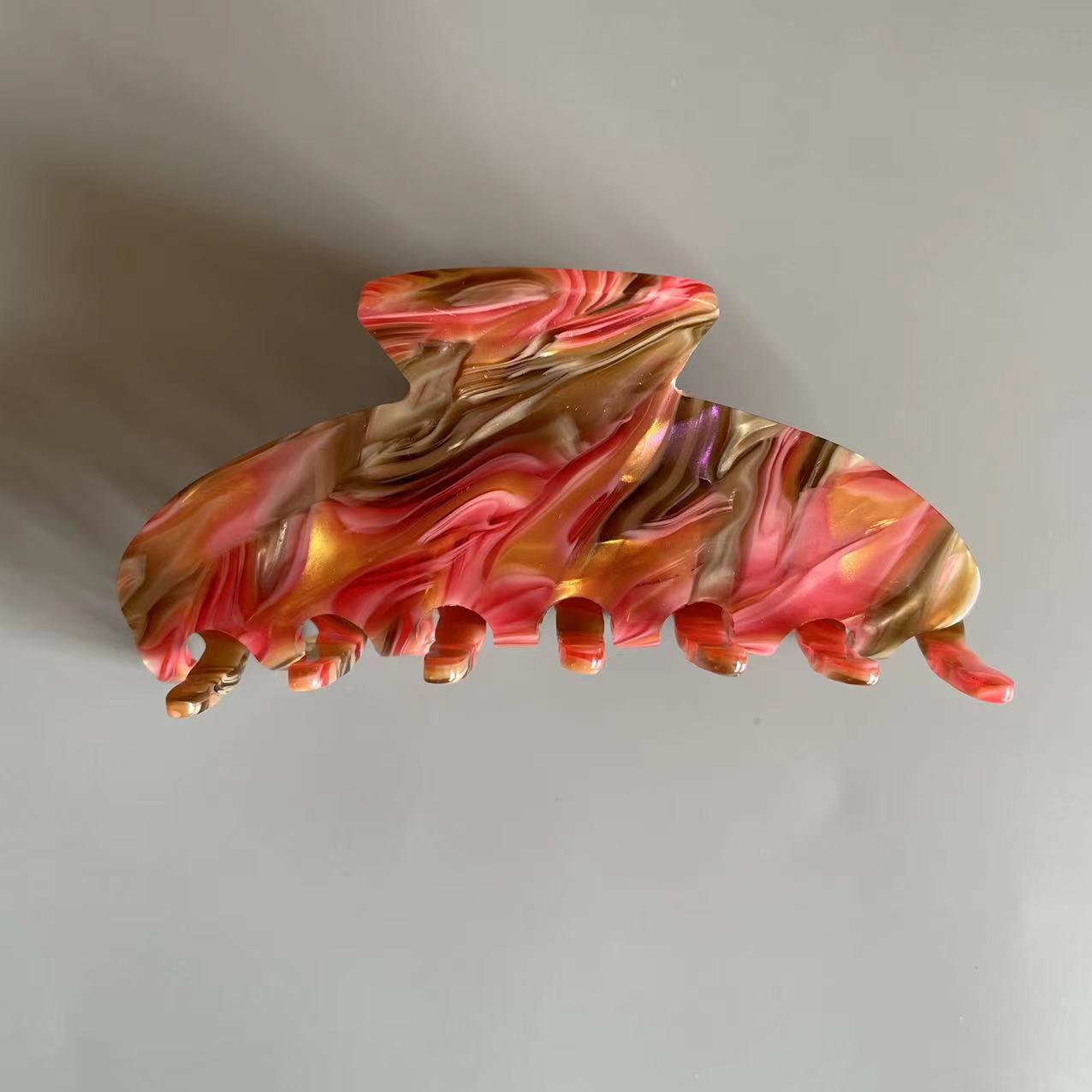 DISCOLORATION HAIR CLAW