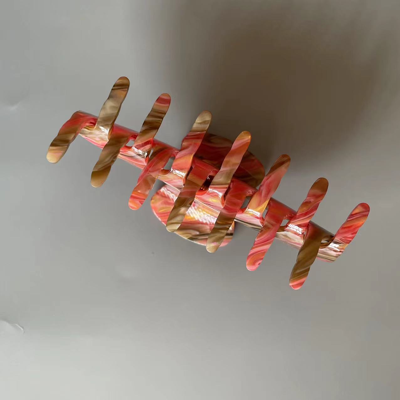 DISCOLORATION HAIR CLAW