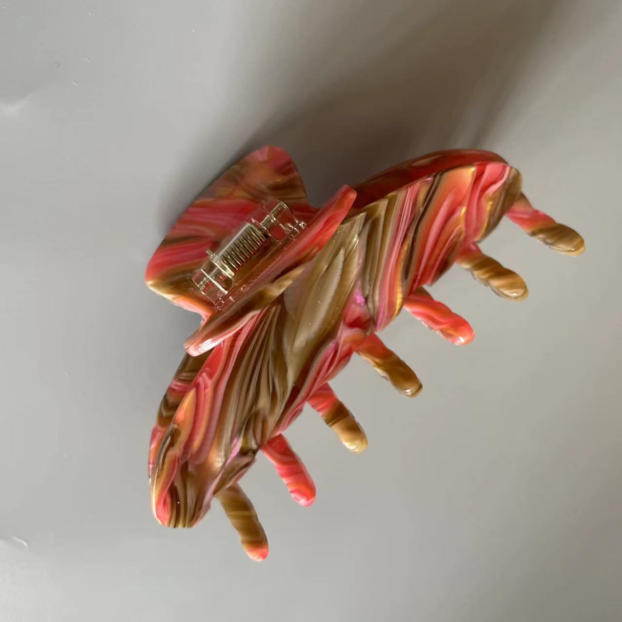 DISCOLORATION HAIR CLAW