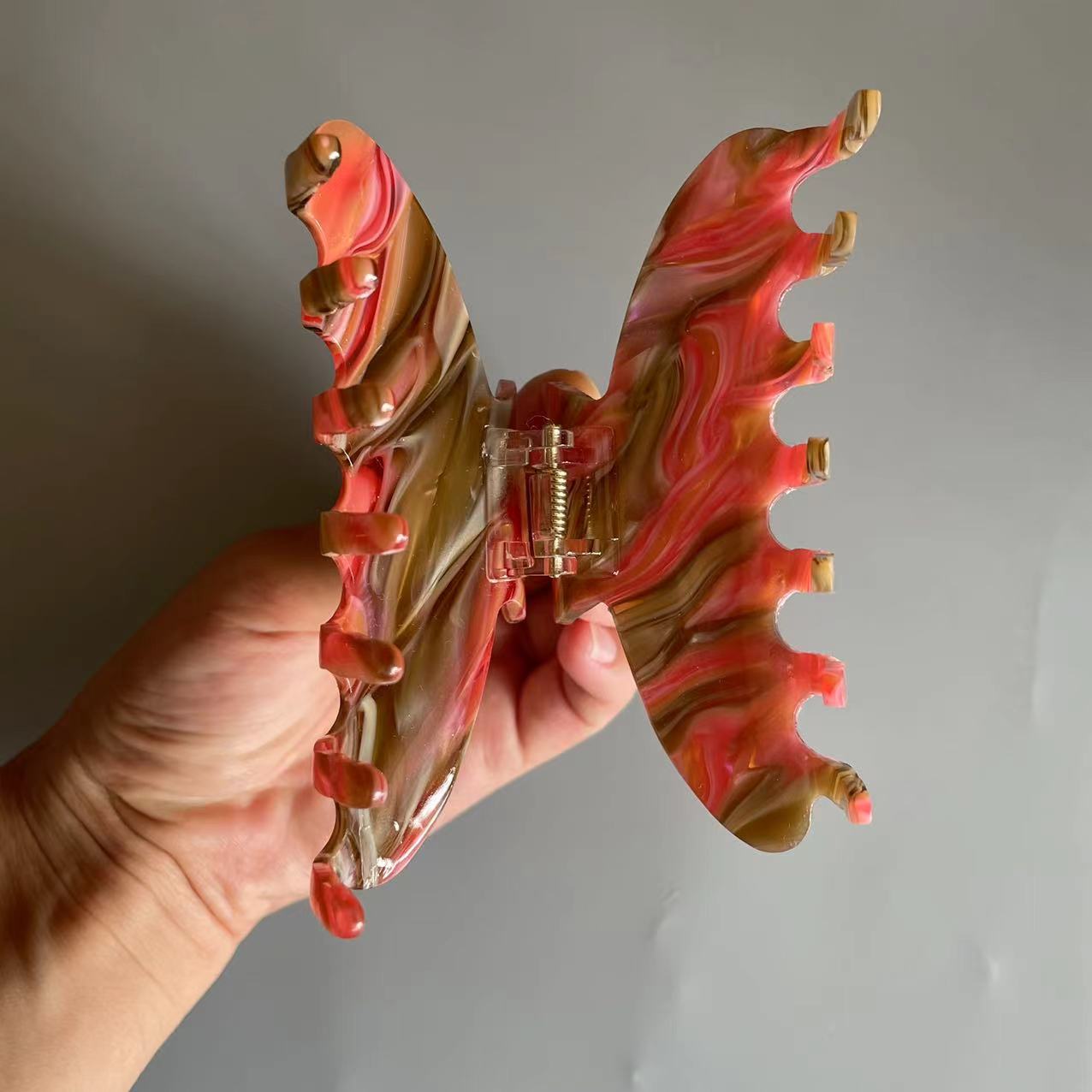 DISCOLORATION HAIR CLAW