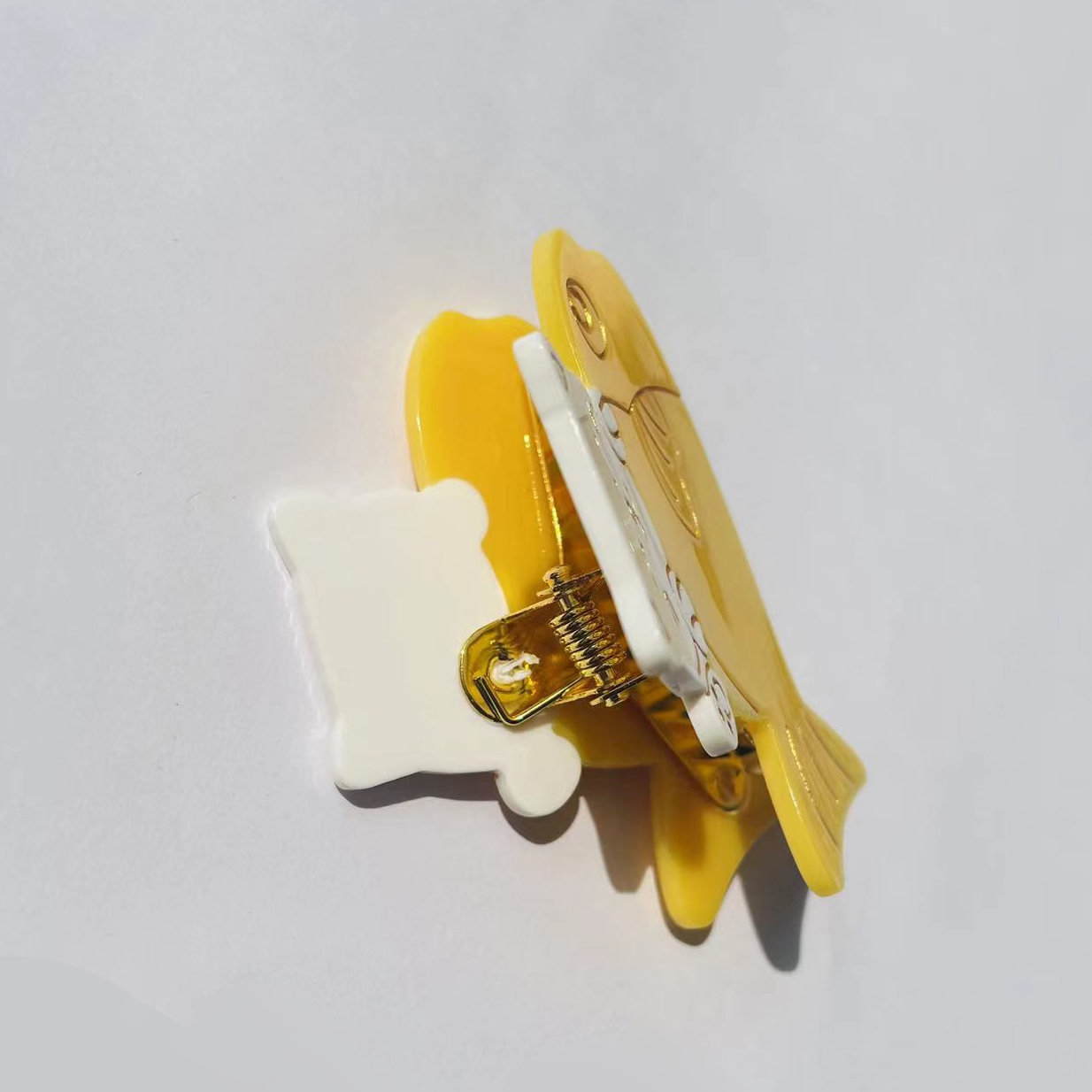 White cat love yellow fish claw