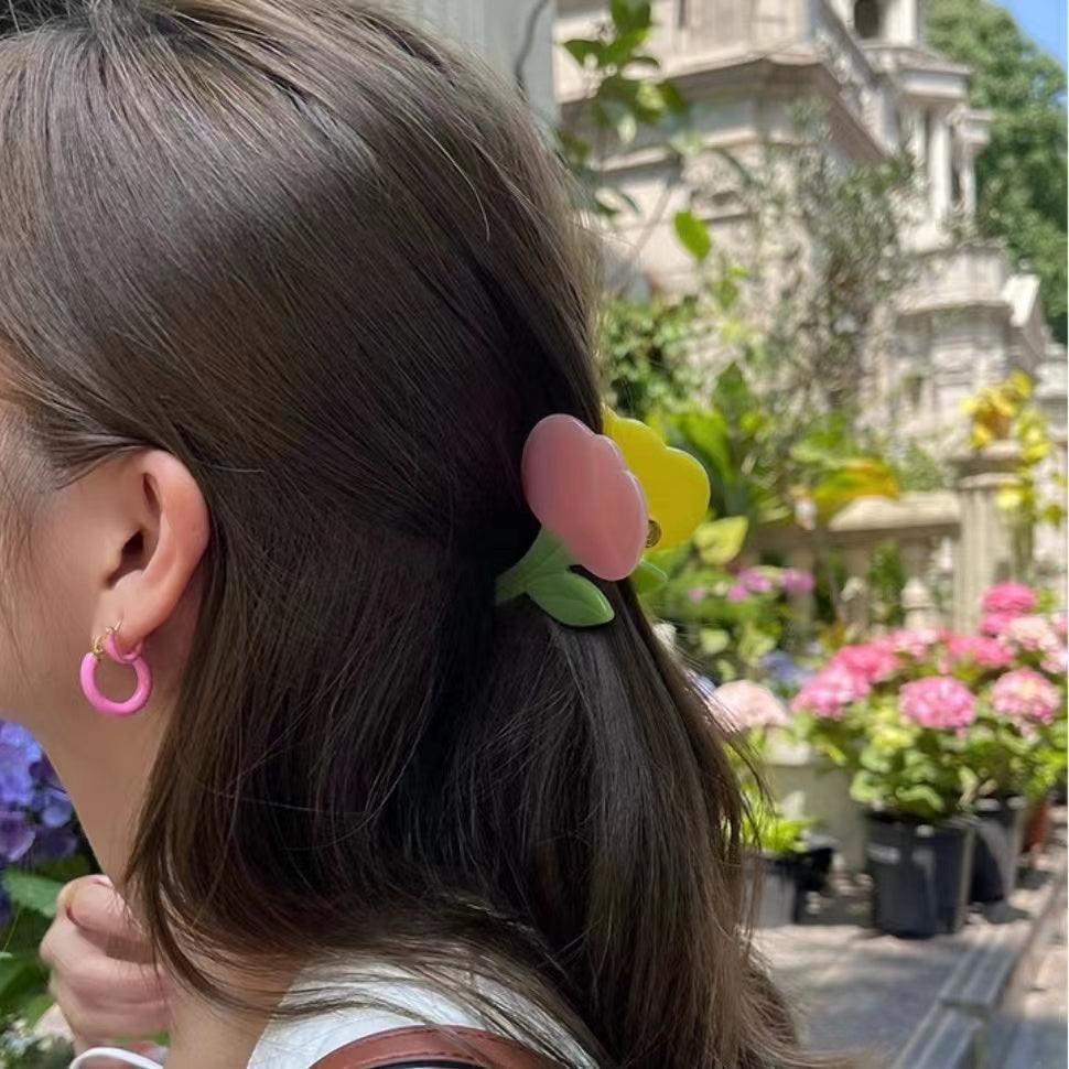 double-color tulips hair claw
