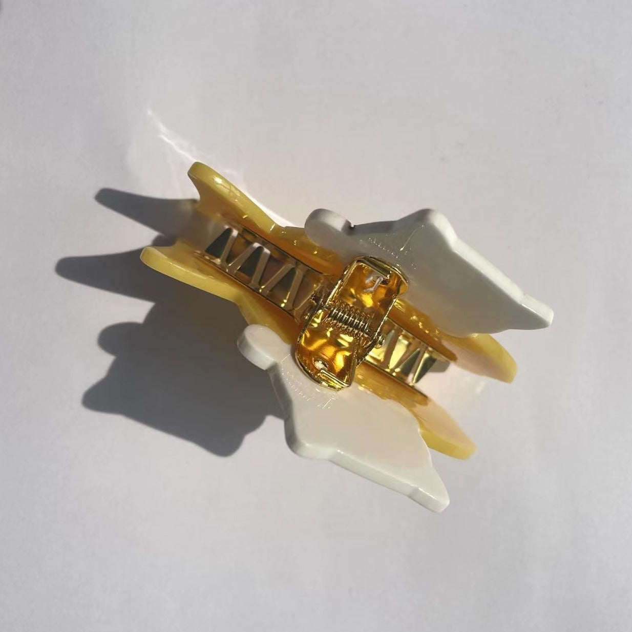 White cat love yellow fish claw