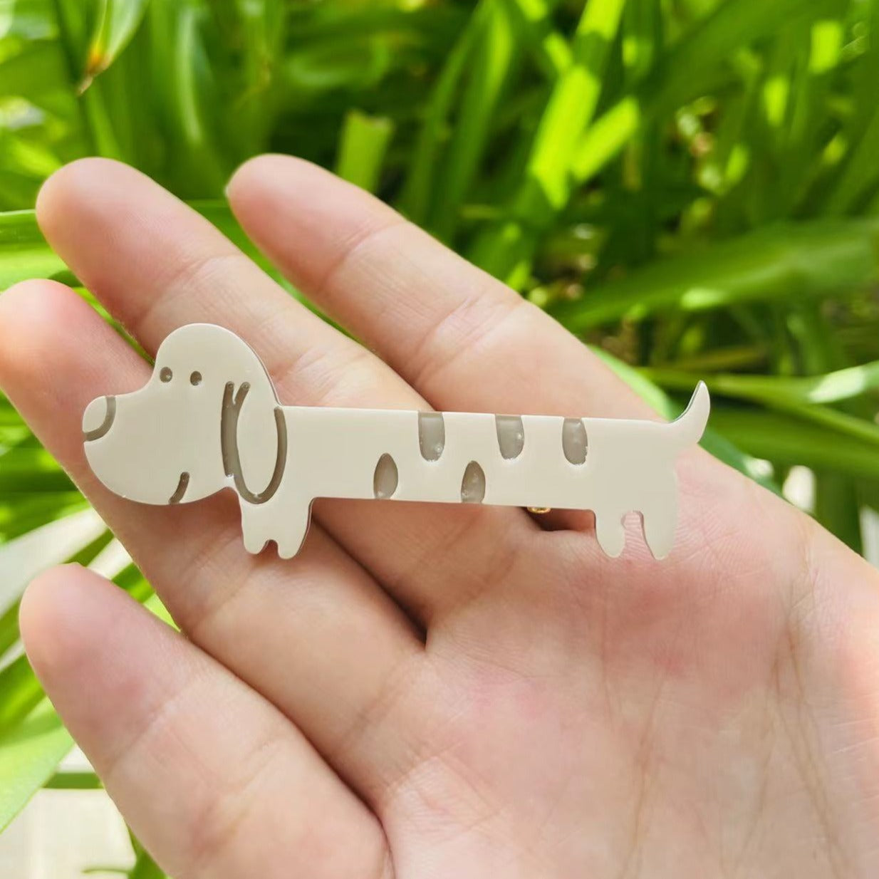 BROWN CURIOUS DOG CLIP