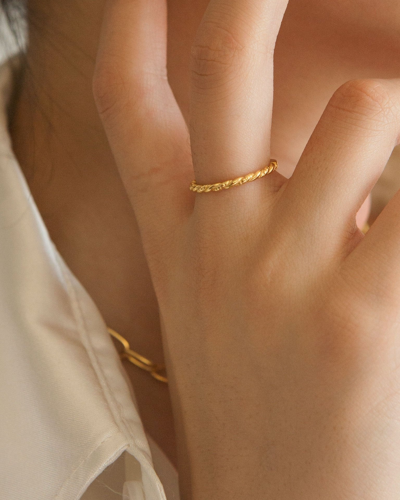 Mucho Twirl Midi Ring