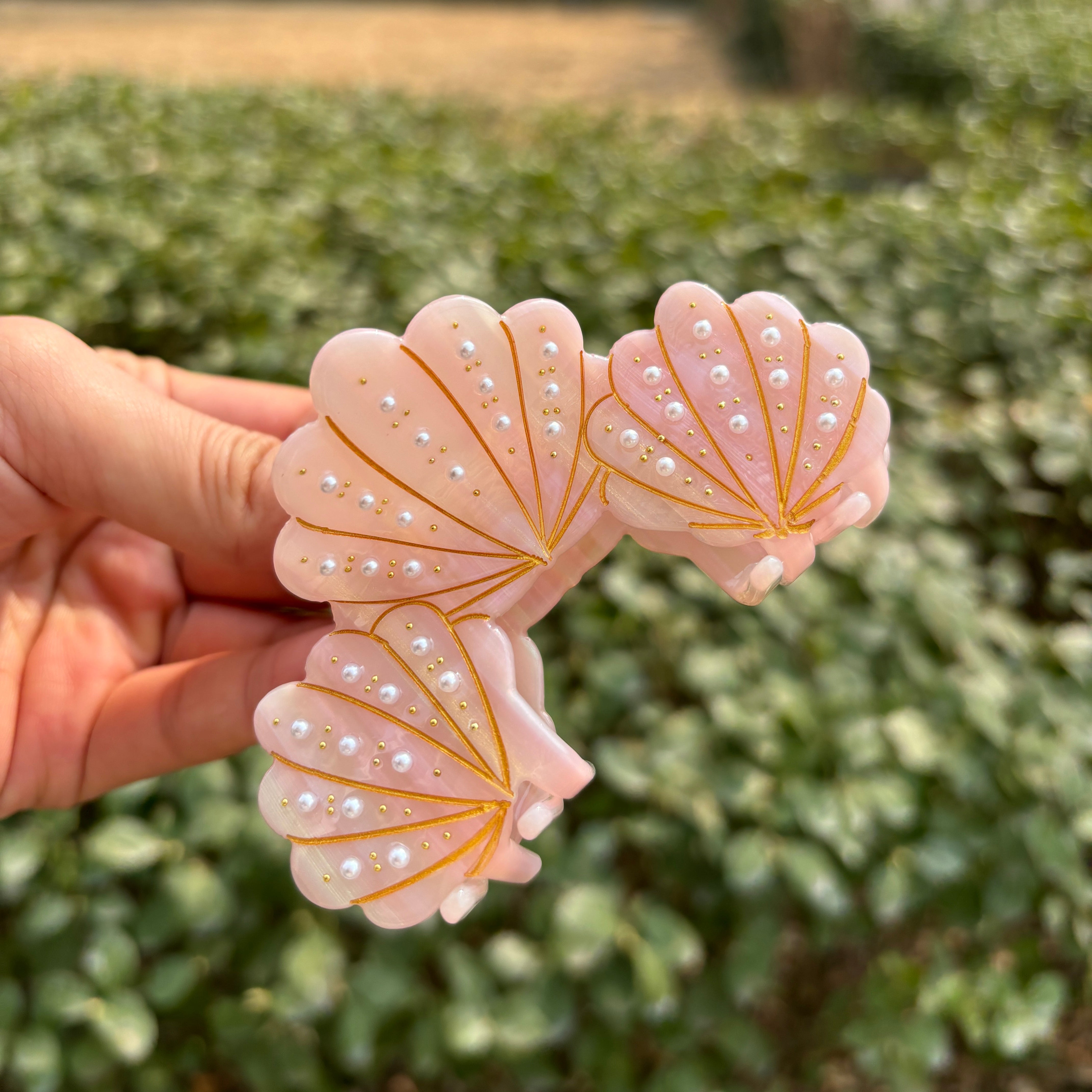 Pearl shell claw within Pink