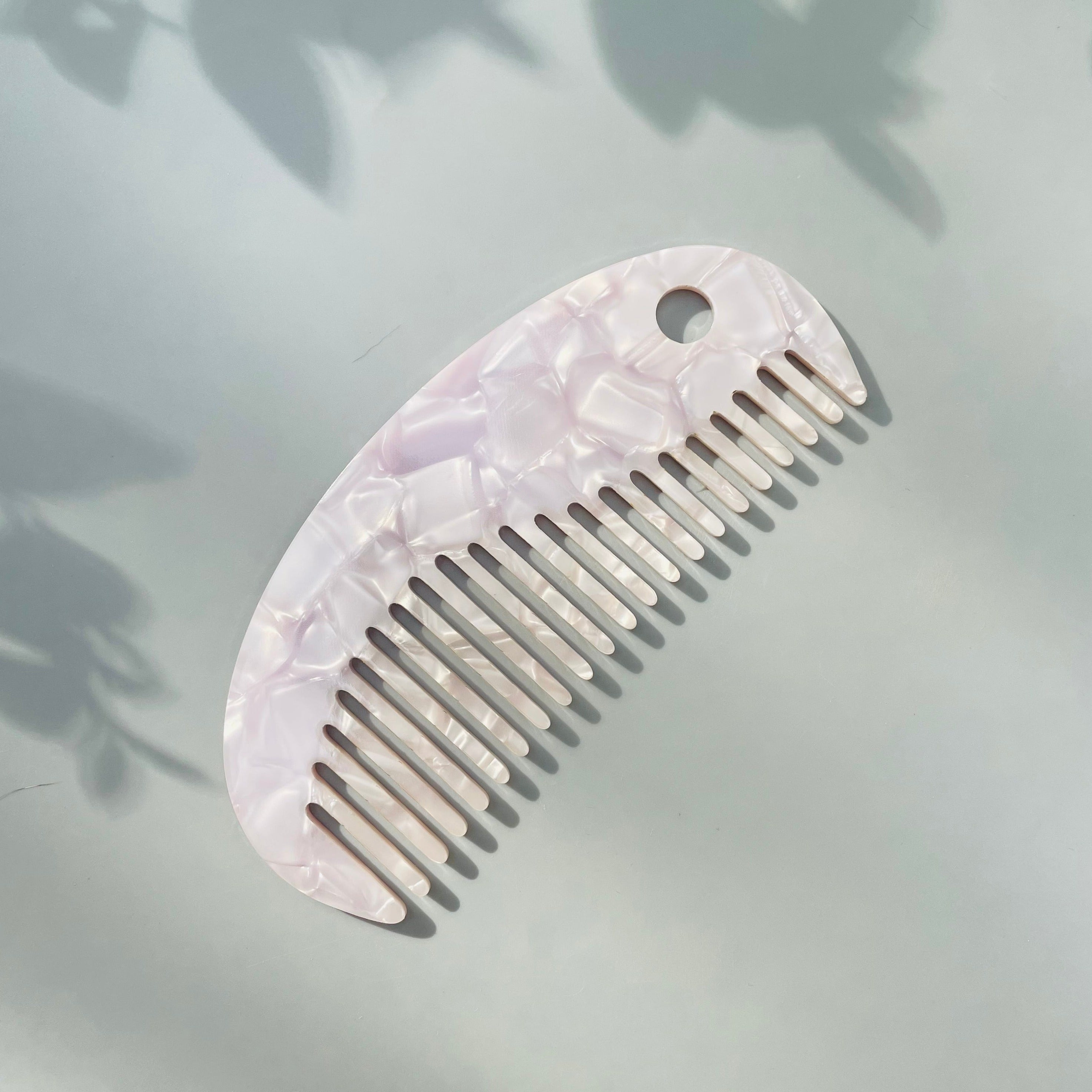 White shell comb