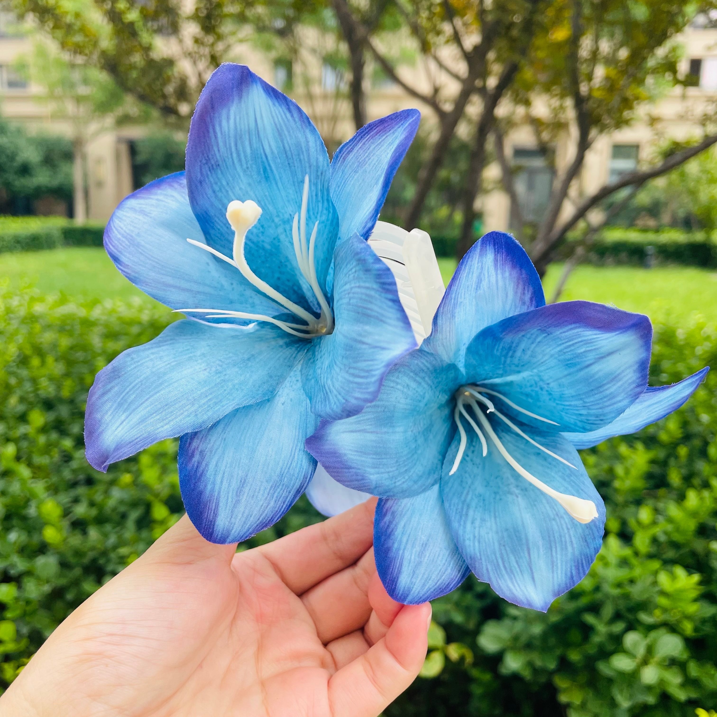 blue lily hair claw